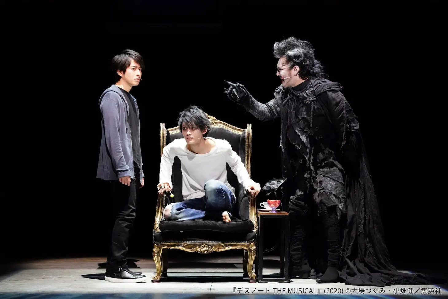 2020年舞台写真。左から夜神月役の村井良大、L役の髙橋颯、死神リューク役の横田栄司 (c)大場つぐみ・小畑健／集英社