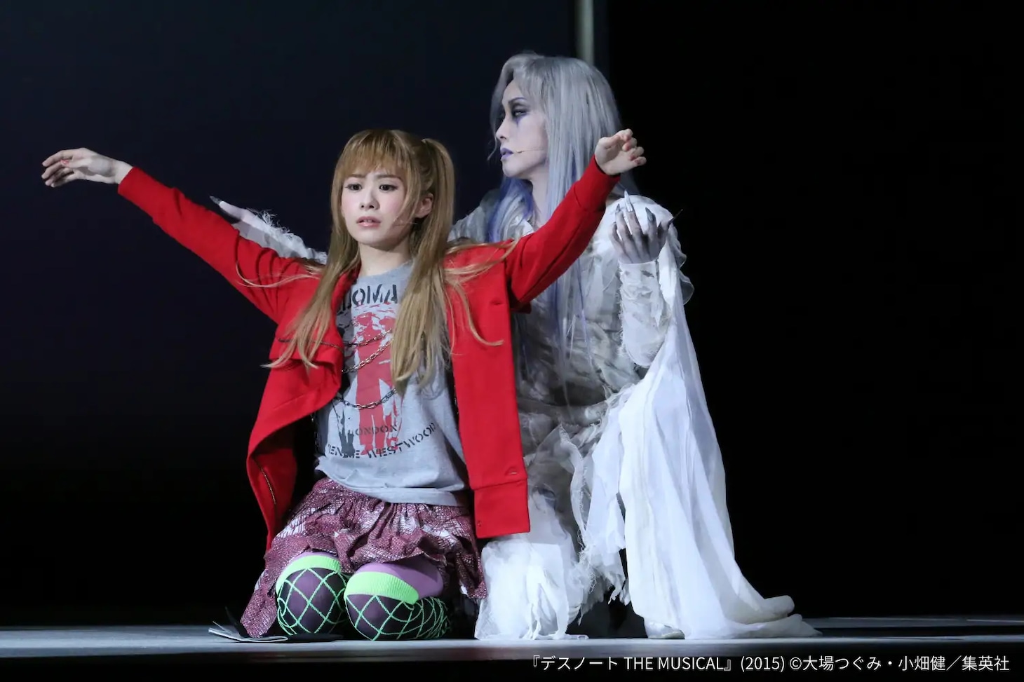 2015年舞台写真 。左から弥海砂役の唯月ふうか、死神レム役の濱田めぐみ (c)大場つぐみ・小畑健／集英社