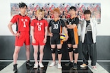 「劇団『ハイキュー!!』“出逢い”」のキャスト。左から黒尾鉄朗 役の大村征弥、孤爪研磨役の湊丈瑠、日向翔陽役の加藤憲史郎、影山飛雄役の若林星弥、演出の須賀健太