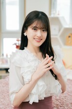 松村沙友理演じる川島杏里。東京の大手広告会社で働く会社員。とあるきっかけで弘子と出会い、意気投合する。