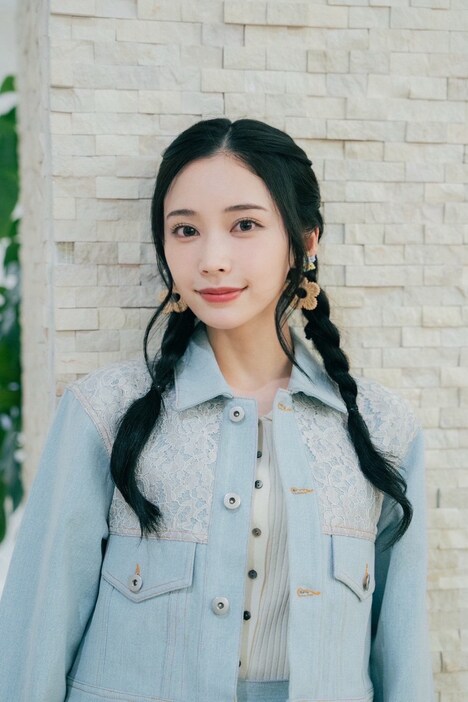 那須ほほみ演じる海老名みさと。みさとは彩香の後輩。彩香が主催するさまざまなイベントに同伴している。