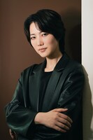 七海ひろき演じるジュン。ジュンはレズビアン界隈で数々の女性を抱き、泣かせてきたレジェンド。ロサンゼルスから日本に帰国する。