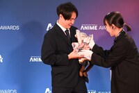 「葬送のフリーレン」の福士裕一郎プロデューサー。監督の代わりにフリーレンのぬいぐるみにトロフィーを授与