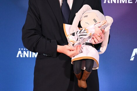 トロフィーを受け取ったフリーレンのぬいぐるみ