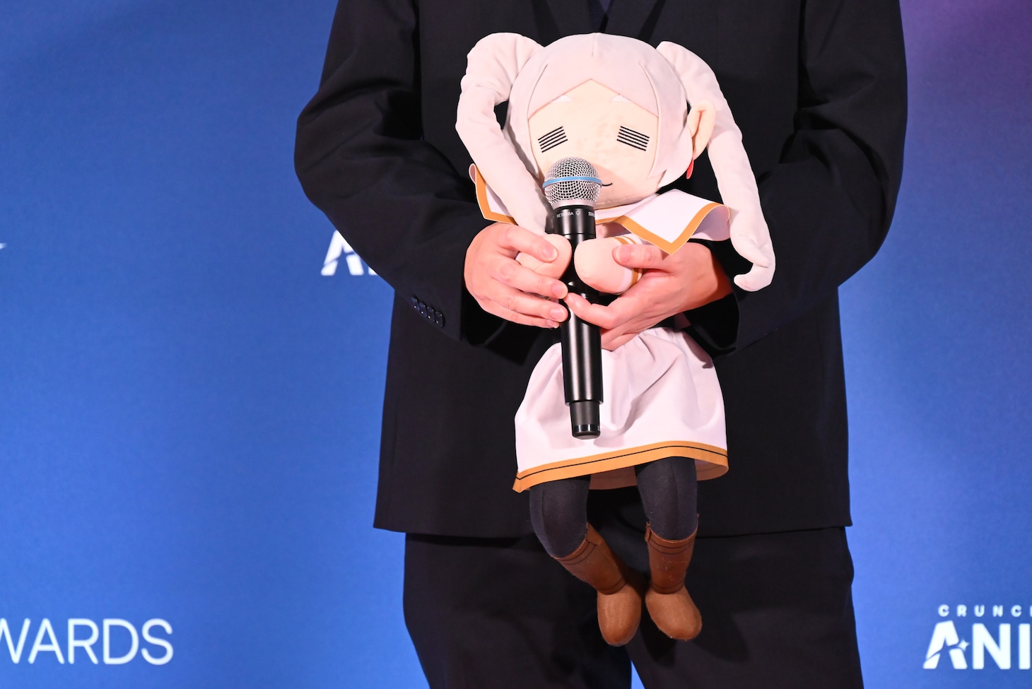 マイクを持つフリーレンのぬいぐるみ