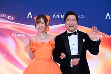 左から天城サリー、ジョン・カビラ
