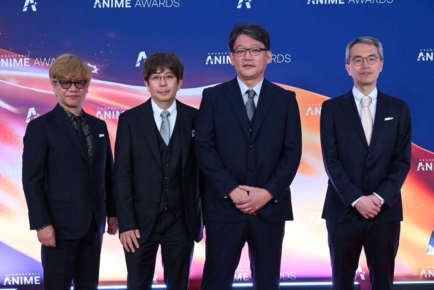 酒井和男シリーズディレクター（右から2番目）ら「ガールズバンドクライ」制作チーム