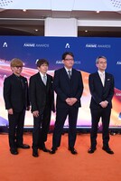 酒井和男シリーズディレクター（右から2番目）ら「ガールズバンドクライ」制作チーム