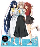 私服ビジュアルの等身大パネル