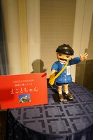 屋根に載っているまことちゃん