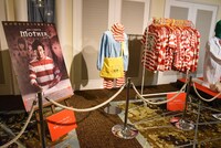 左側は、楳図かずおが監督・脚本を務めた映画「マザー」のポスター