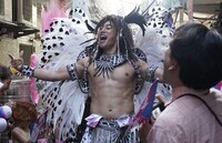 実写映画「九龍ジェネリックロマンス」より、関口メンディー演じる“宣伝スタッフ”