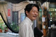 実写映画「九龍ジェネリックロマンス」より、山中崇演じる李。
