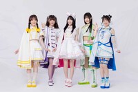 アイドルグループ・前橋ウィッチーズ。左から三俣チョコ役の三波春香、新里アズ役の咲川ひなの、赤城ユイナ役の春日さくら、北原キョウカ役の本村玲奈、上泉マイ役の百瀬帆南