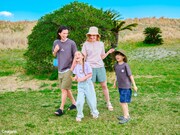 「ちいかわ」と「ナガノのくま」のコラボTシャツの着用イメージ