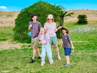 「ちいかわ」と「ナガノのくま」のコラボTシャツの着用イメージ