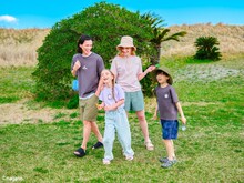 「ちいかわ」と「ナガノのくま」のコラボTシャツの着用イメージ