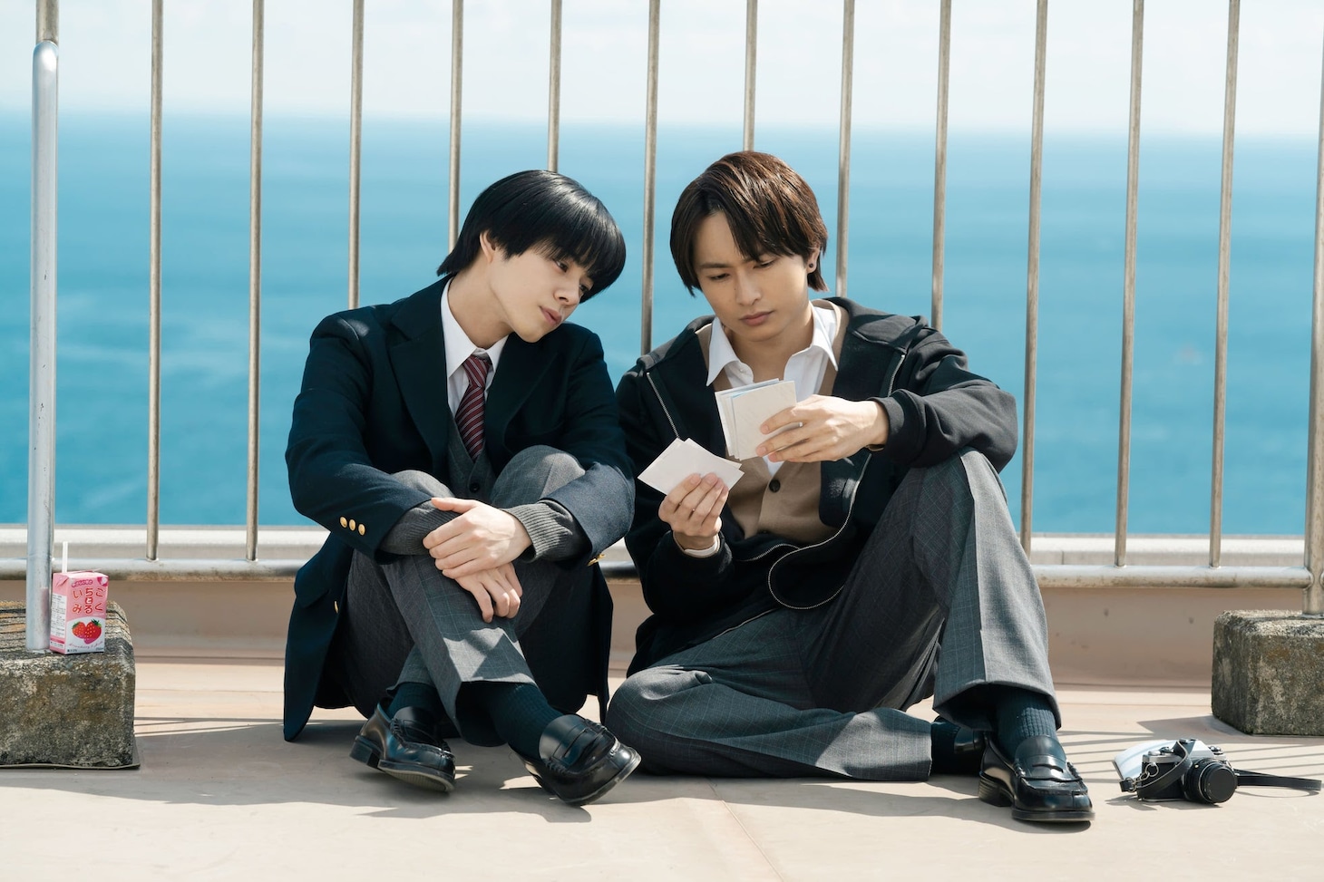 左から宇佐卓真演じる早川秀一郎、平野宏周演じる紺野遼 (c)苑生/大洋図書/「被写界深度」製作委員会