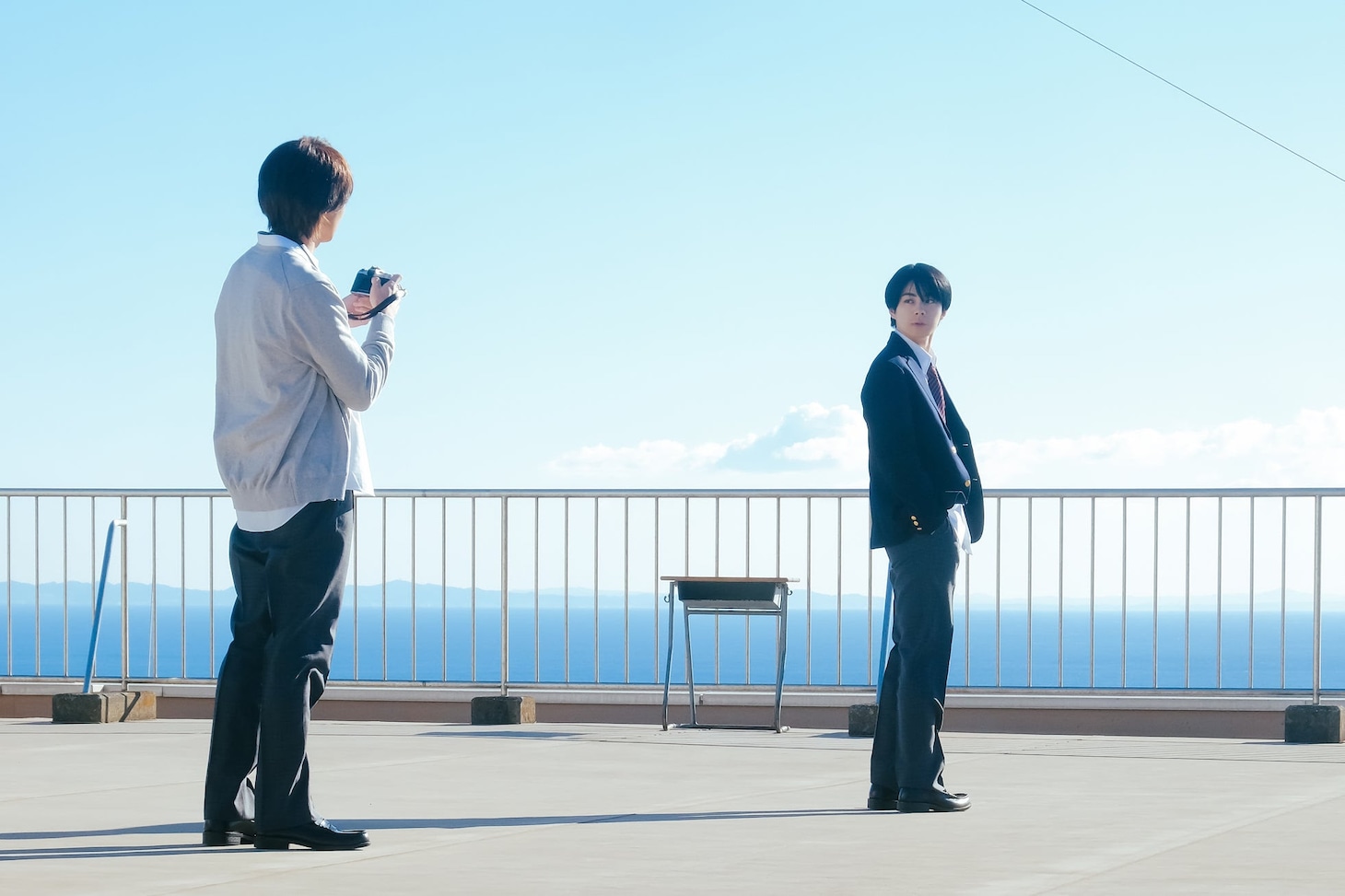 左から平野宏周演じる紺野遼、宇佐卓真演じる早川秀一郎 (c)苑生/大洋図書/「被写界深度」製作委員会