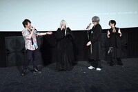 笑顔で楽しく会話する置鮎龍太郎と-真天地開闢集団-ジグザグのメンバー