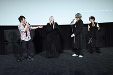 笑顔で楽しく会話する置鮎龍太郎と-真天地開闢集団-ジグザグのメンバー