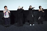 オープニング主題歌の歌詞「悪霊退散」に合わせて振り付けをする置鮎龍太郎、命 -mikoto-、龍矢 -ryuya-、影丸 -kagemaru-