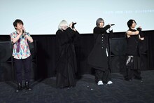 オープニング主題歌の歌詞「悪霊退散」に合わせて振り付けをする置鮎龍太郎、命 -mikoto-、龍矢 -ryuya-、影丸 -kagemaru-