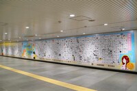 「凪のお暇」1606ページが“まるっと読めちゃう”交通広告