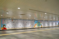 「凪のお暇」1606ページが“まるっと読めちゃう”交通広告