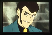 「ルパン三世 PART1」より。大人向けアニメを謳い、日本では1971年、イタリアでは1979年に放送された。制作には大塚康生、宮崎駿らが参加し、音楽は山下毅雄が担当。ルパンが緑のジャケットを着用している 原作：モンキー・パンチ ©TMS