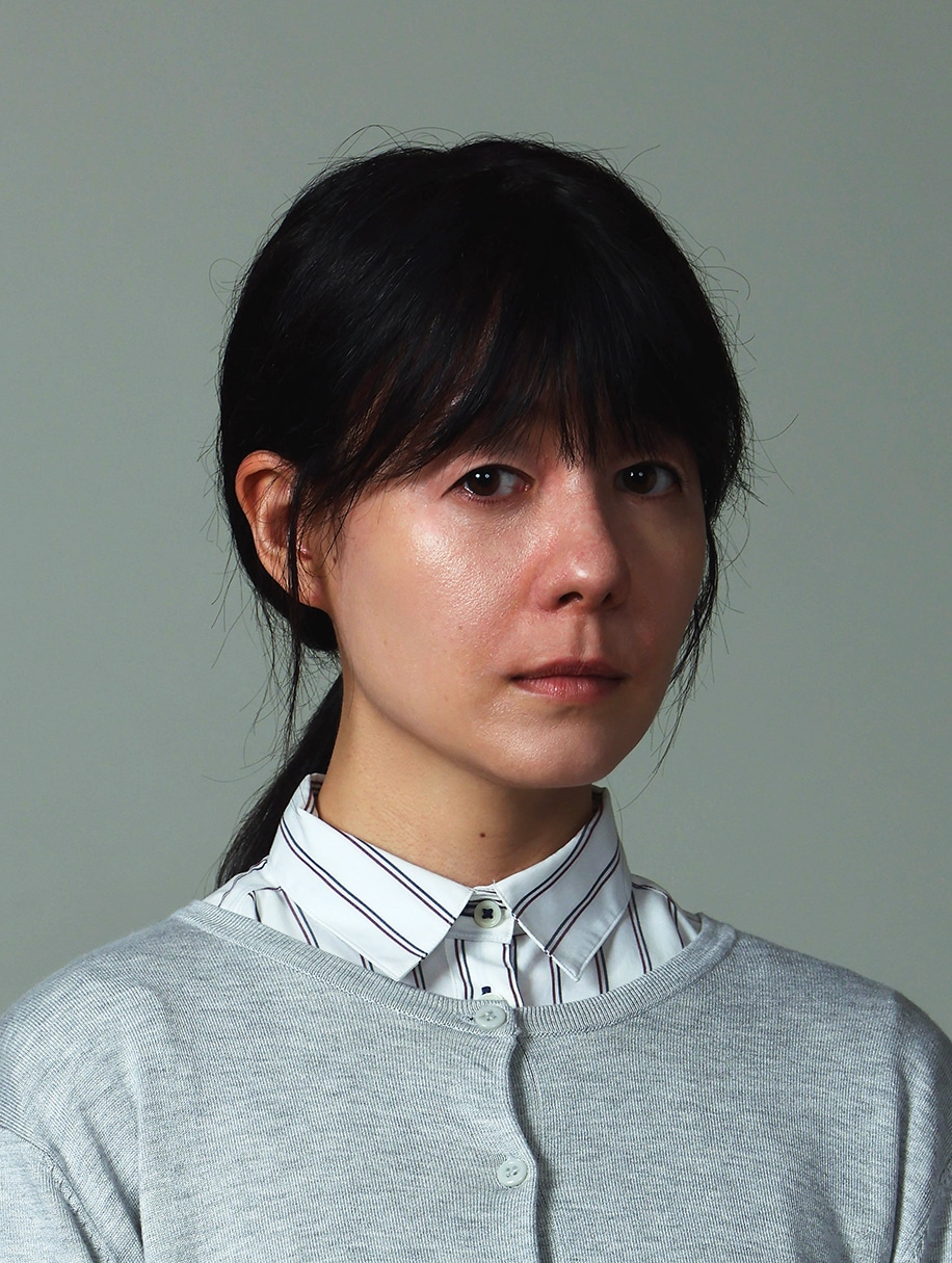 トリンドル玲奈演じる藤村葵。伊藤すみれの整形前の姿 (c)「レプリカ 元妻の復讐」製作委員会