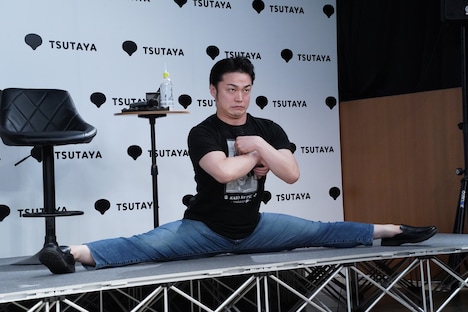 “大好きなシーン”であるという、範馬勇次郎がテレビを観ている姿を再現する山口コンボイ。原画も展示されていたことを喜んでいた