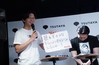 「○○と言えば？ポーズ」の出題をする仁木恭平（左）