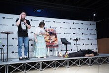 「最もつらそうなトレーニングのシーン」を再現する棚橋弘至（右）