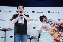 棚橋弘至がなんのシーンを再現しているか頭を悩ませる山口コンボイ（左）とえなこ（右）