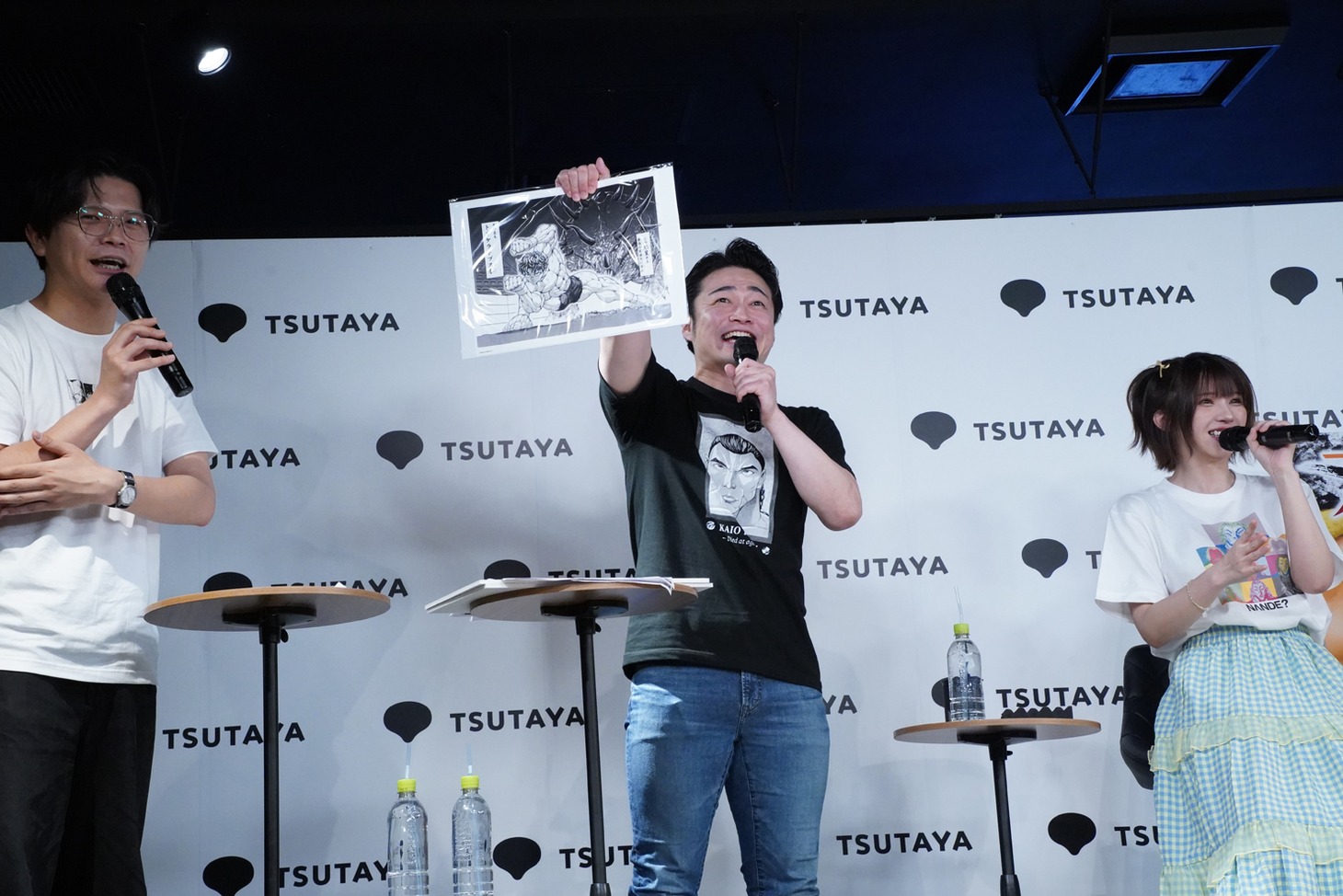 クイズに正解し、複製原稿をゲットして喜ぶ山口コンボイ（中央）