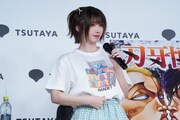 グッズのTシャツをアピールするえなこ