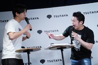 会場内で販売されているグッズのTシャツを着用した仁木恭平（左）と山口コンボイ（右）