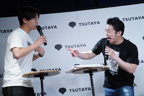 会場内で販売されているグッズのTシャツを着用した仁木恭平（左）と山口コンボイ（右）