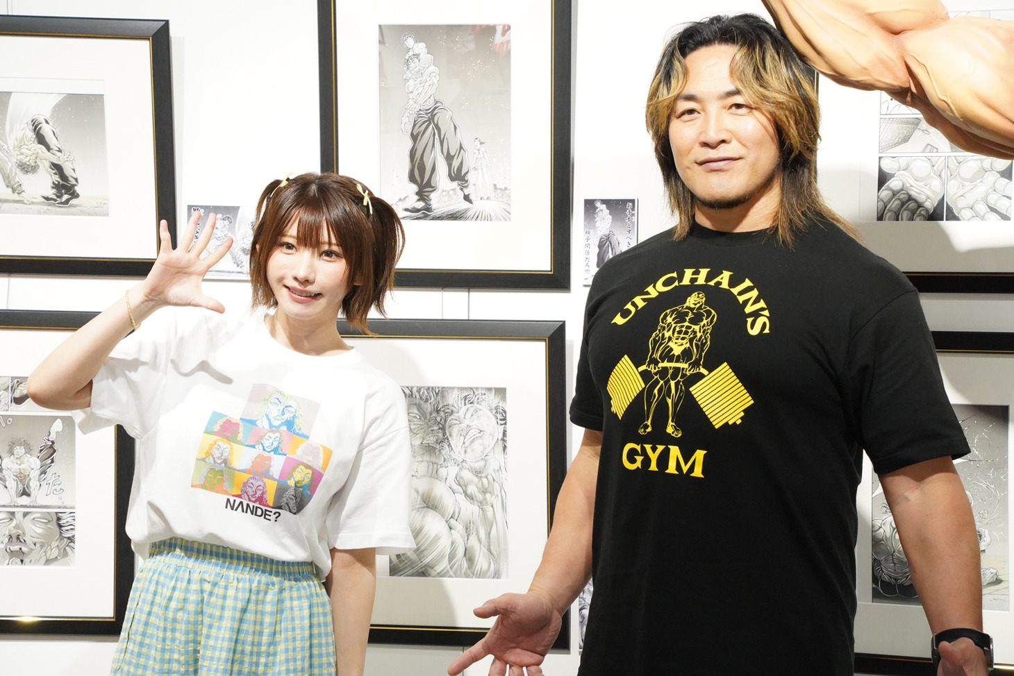 左からえなこ、棚橋弘至