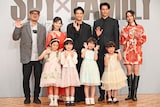 ミュージカル「SPY×FAMILY」製作発表記者会見の様子。前列左から泉谷星奈、月野未羚、西山瑞桜、村方乃々佳。後列左からG2、唯月ふうか、森崎ウィン、平方元基、和希そら