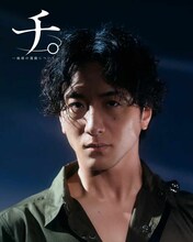 大貫勇輔扮するグラスのソロビジュアル