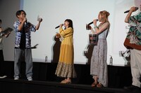 早々に飲み干した小西克幸（左）