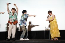 姉が中学生時代、インドにハマっていた当時の家の様子を説明する内田雄馬（左）