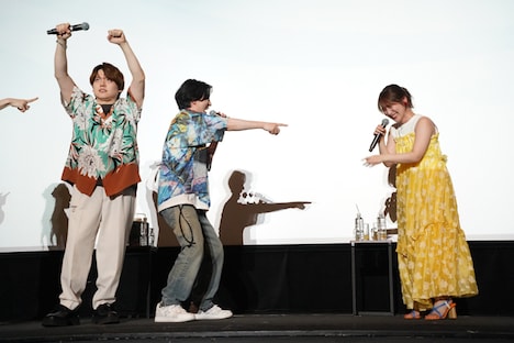 姉が中学生時代、インドにハマっていた当時の家の様子を説明する内田雄馬（左）