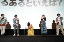 笑い崩れる内田真礼（中央）