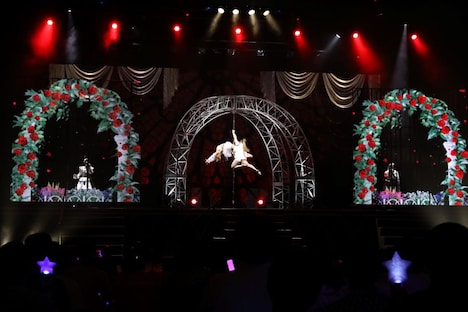 「Just the two of us」のパフォーマンスの様子