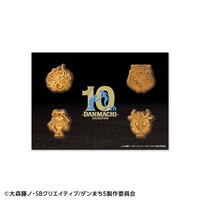 「アニメ『ダンジョンに出会いを求めるのは間違っているだろうか』10周年記念フレーム切手セット」に含まれるピンズセット