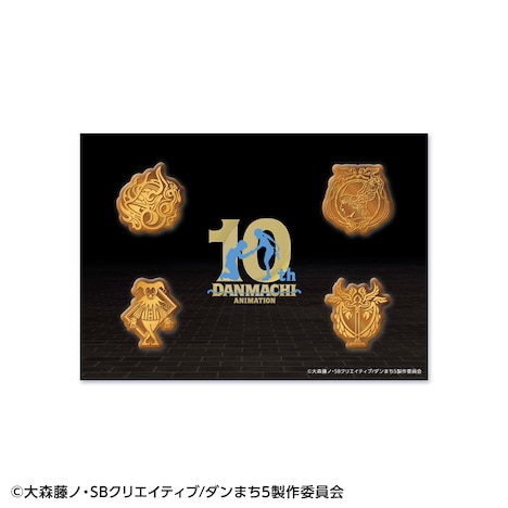 「アニメ『ダンジョンに出会いを求めるのは間違っているだろうか』10周年記念フレーム切手セット」に含まれるピンズセット