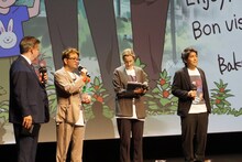 「アヌシー国際アニメーション映画祭2025」での「ホウセンカ」ワールドプレミアに登壇した松尾亮一郎プロデューサー（左から2番目）、木下麦監督（右端）